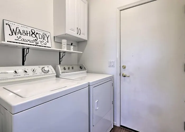 Holiday home 1/2 Mi To Lake: Family W/ Hot Tub In Goodyear
