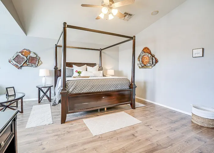 Holiday home 1/2 Mi To Lake: Family W/ Hot Tub In Goodyear